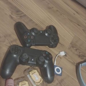 PS4 controllers